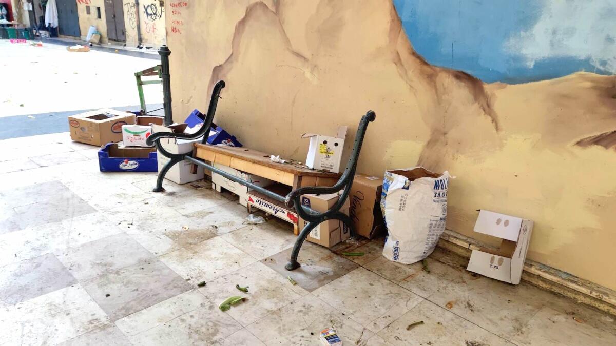 Nei quartieri di Crotone: Piazza Mercato nel degrado anche in estate - 