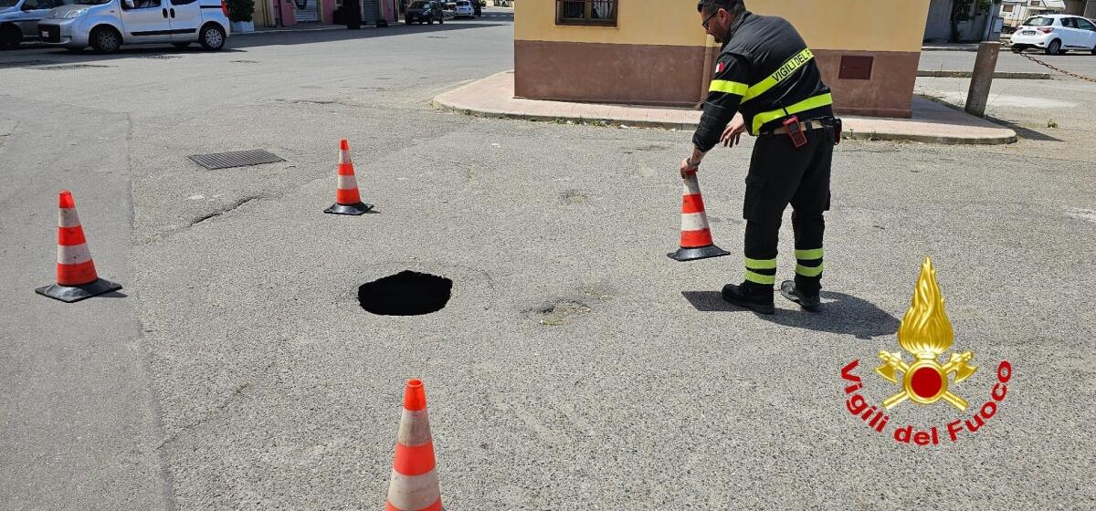 Crotone - Riparata una voragine stradale di 1,5 metri di altezza - 