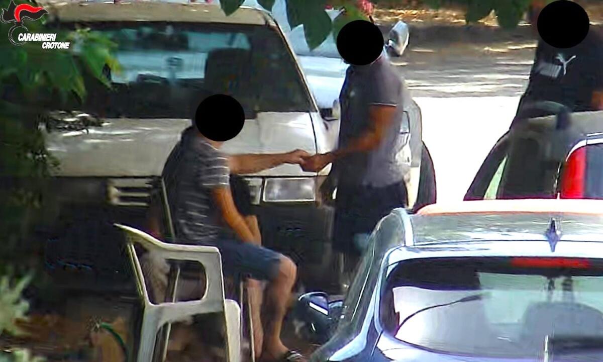 Isola di Capo Rizzuto, smantellata dai carabinieri la piazza di spaccio delle "Palazzine Popolari" - 