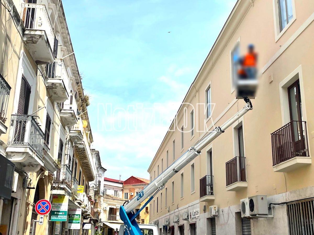 Crotone, in corso l'installazione delle "Luci d'autore" dedicate a Rino Gaetano - 