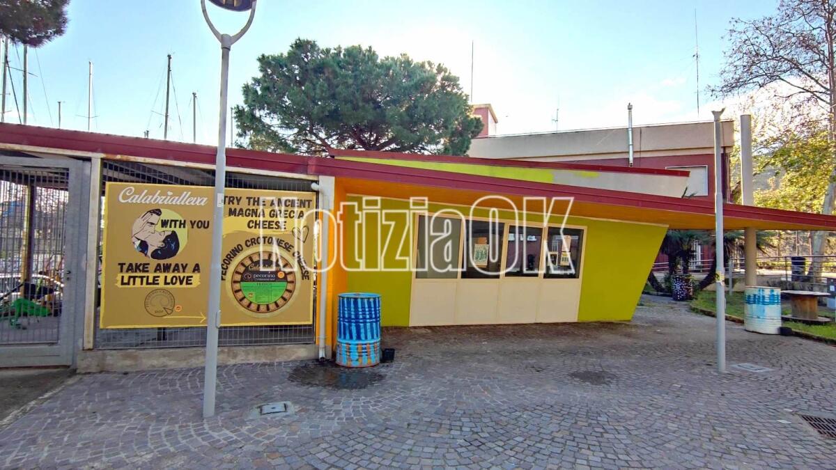 Crotone, al Park'n'Ride l'esposizione d'arte contemporanea di Carmine "Tofino" Beniamino -