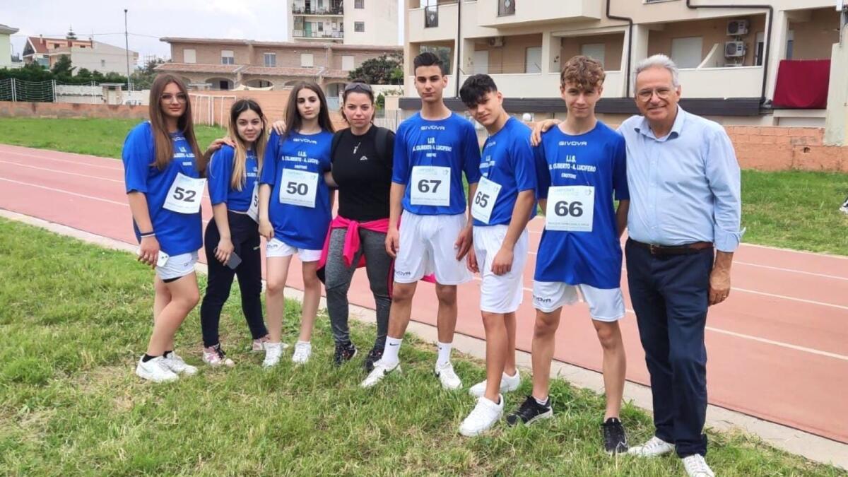 In Calabria nessuno come gli atleti dell'Istituto Ciliberto-Lucifero di Crotone - Da sinistra Putrino, Filip, Manetta, Manfredi, Ferrarelli, Cimino, Crugliano e Santino Mariano