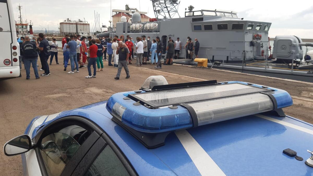 Doppio sbarco nella notte al porto di Crotone: soccorsi 174 migranti - 