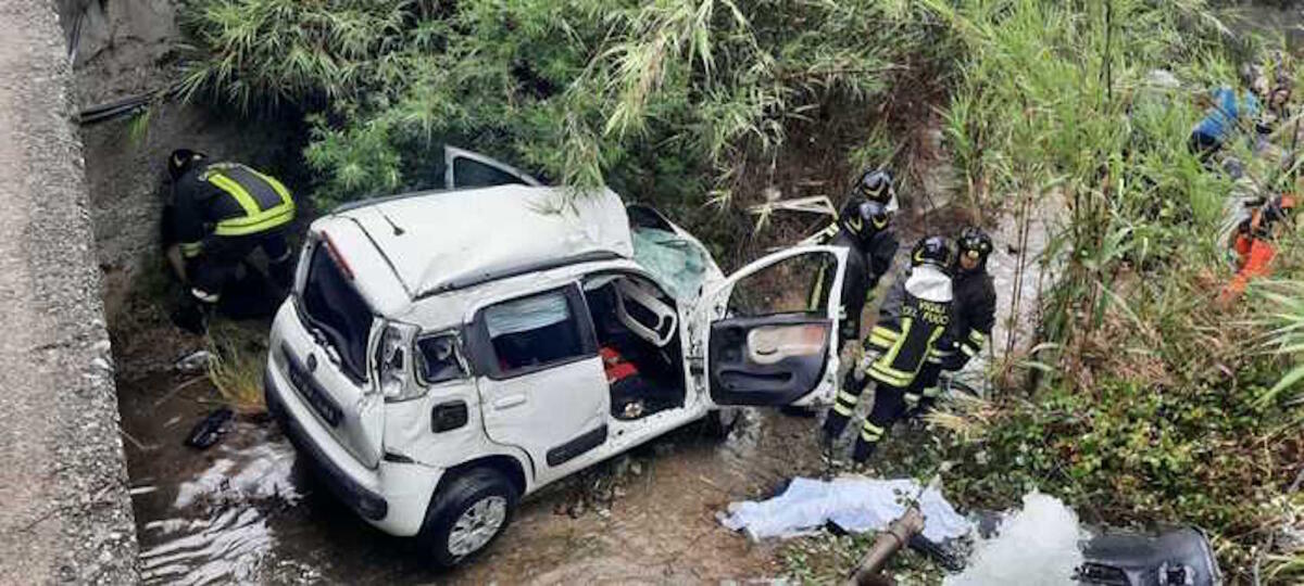 Calabria - Auto finisce in una scarpata: morta madre e i due bambini - 