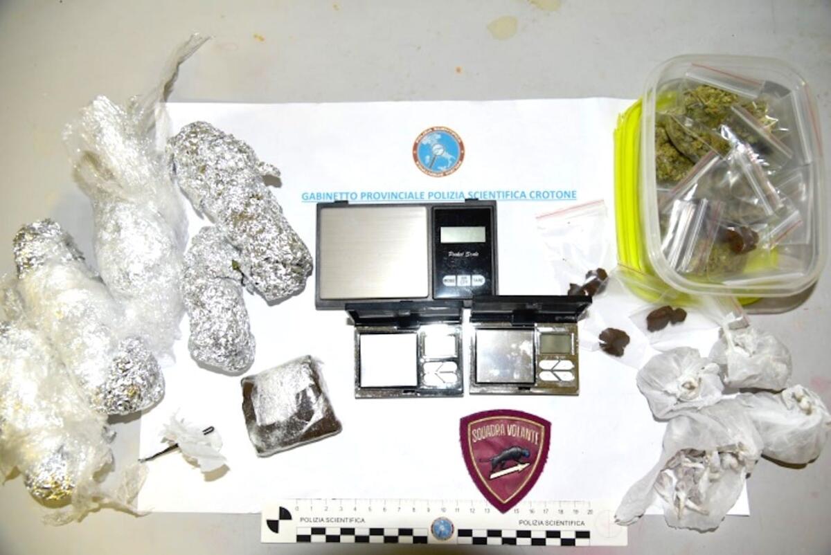 Crotone - Nascondevano la droga in un edificio di Tufolo: sequestro da parte della Polizia - 