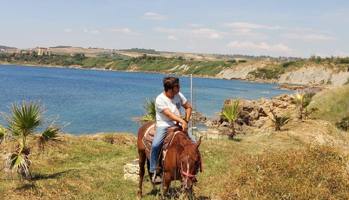 Crotone, cavalcata alla scoperta delle bellezze di Capo Colonna - 