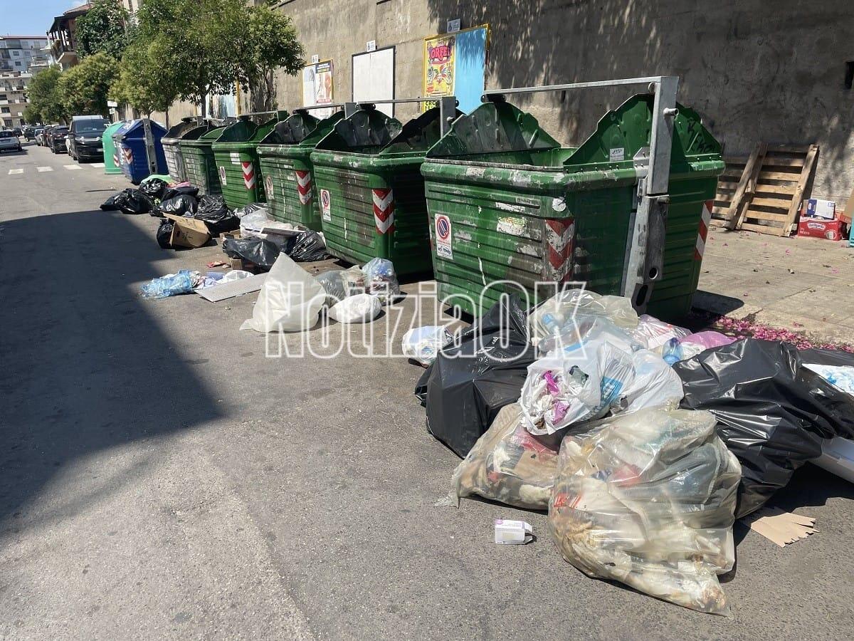 Crotone - Ordinanza dei "sacchi neri" non rispettata: la spazzatura arriva in strada - 
