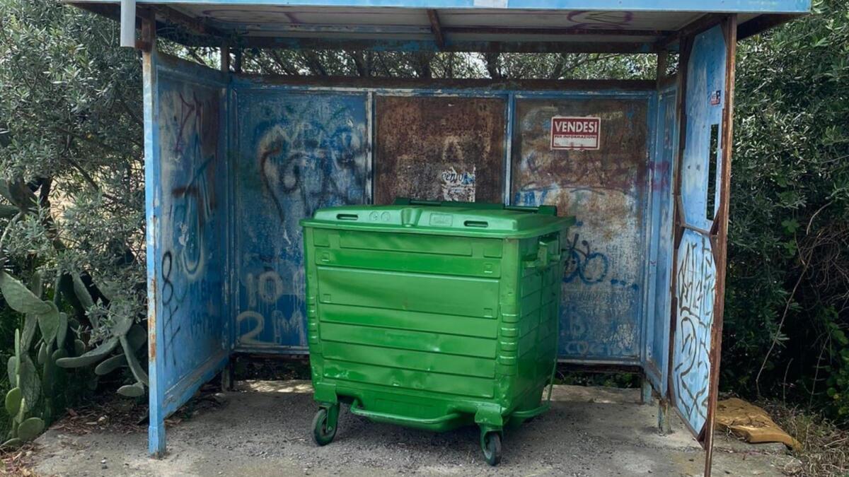 Crotone - Gabella dimenticata dalla differenziata, Meo: "Un quartiere non ben voluto da chi amministra" - Cassonetto sotto una pensilina, Gabella