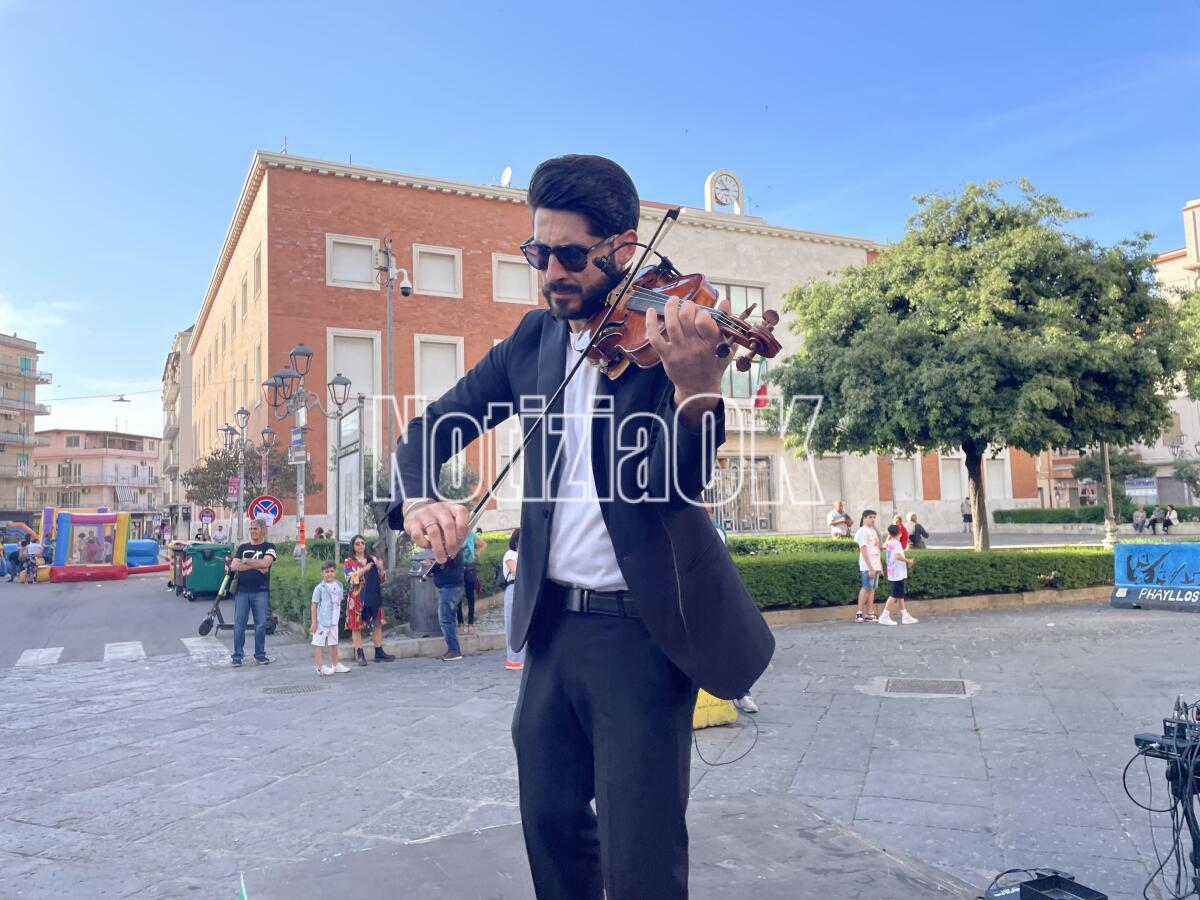 (VIDEO) Il violinista Anton De Paoli in via Roma - 