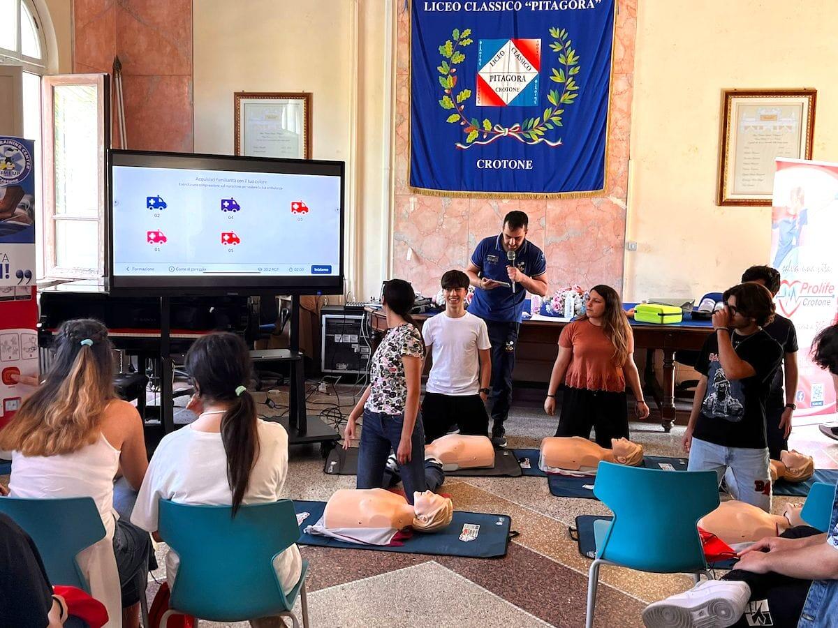 Corso BLSD-PBLSD di successo: SIMEUP Crotone e Liceo Classico Pitagora uniscono le forze - 