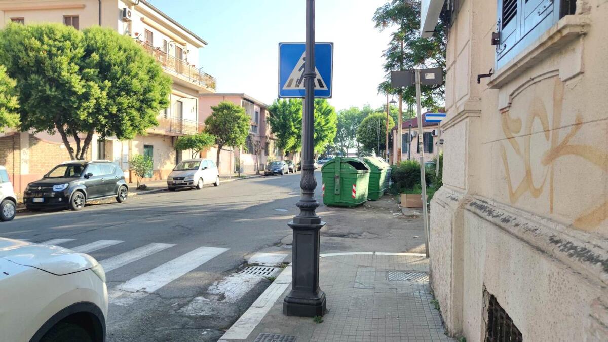 Nei quartieri di Crotone: in viale Regina Margherita la segnaletica gioca a nascondino - 