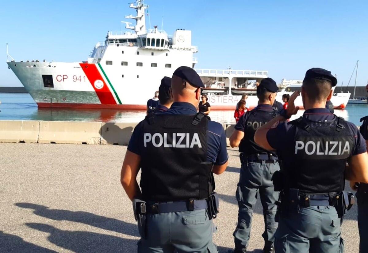 Crotone, 50 migranti soccorsi nella notte a largo della costa ionica - 