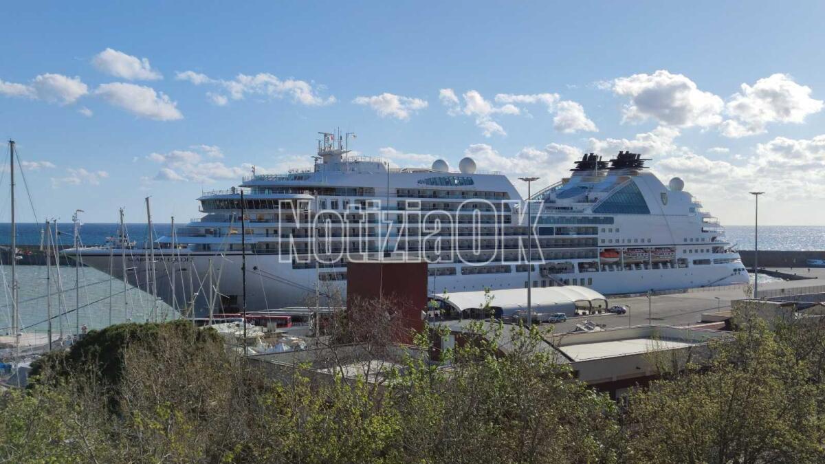 Crotone, in città 400 americani con la nave Seabourn Quest - 