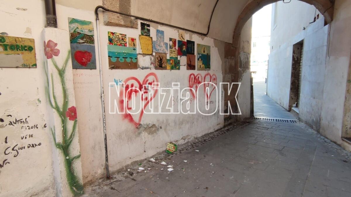 Crotone - Il "Muretto della creatività" giace a terra: vandalizzato il Centro Storico in Fiore - 