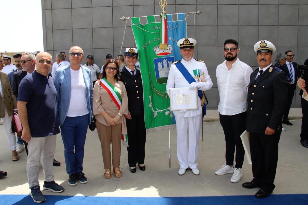 Isola di Capo Rizzuto, il Sindaco omaggia il comandante uscente Aloi con una targa ricordo - 
