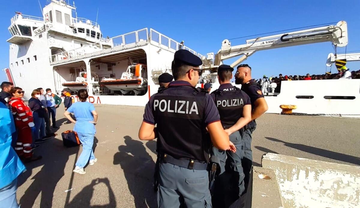 Crotone -  Grazie alle dichiarazioni rilasciate dai migranti, fermati due scafisti - 