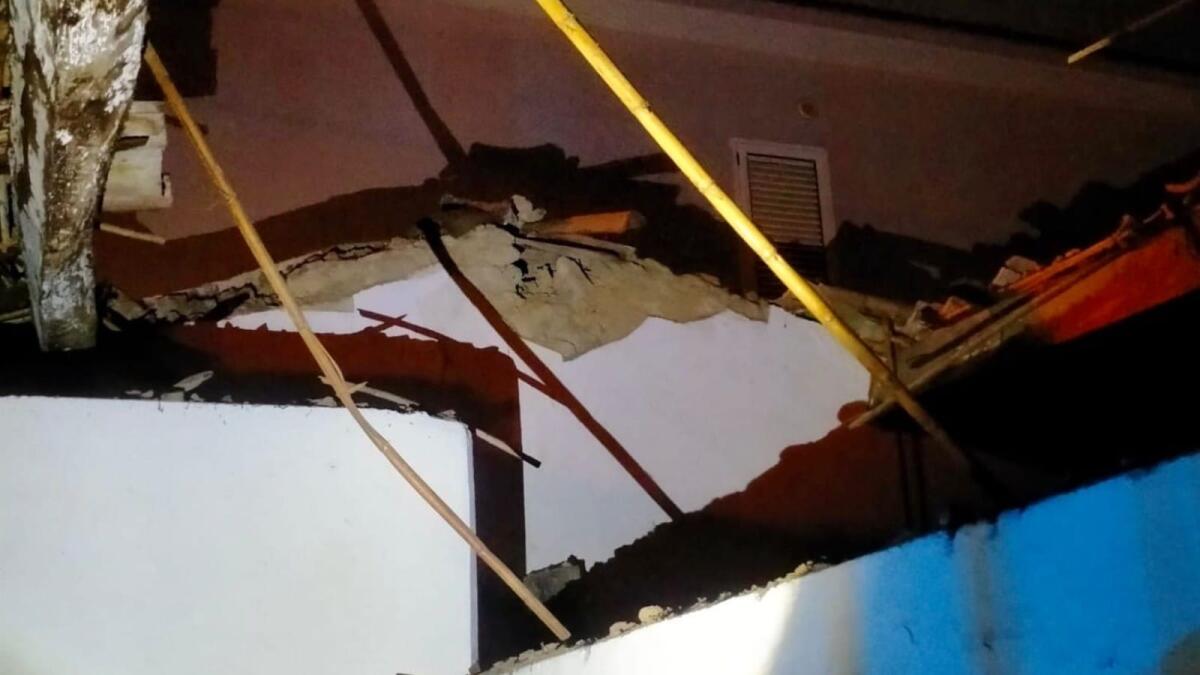 Incidente nel crotonese: donna estratta dalle macerie dopo il crollo di un tetto - 