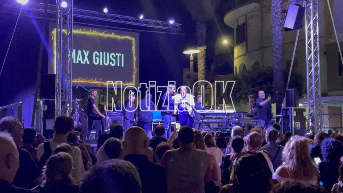 (VIDEO) Max Giusti festeggia il compleanno a Crotone: "Grazie per avermi permesso di giocare con la vostra calabresità" - 