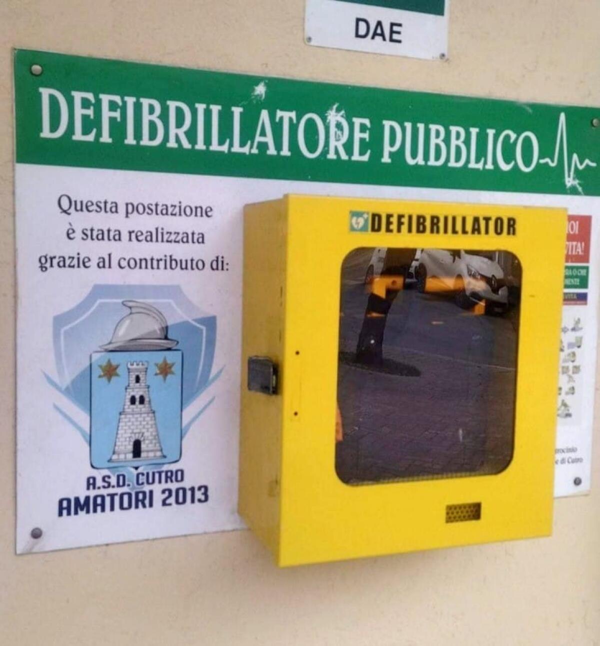 Cutro, vandali in azione: preso di mira il defibrillatore adiacente la Sala Polivalente - 