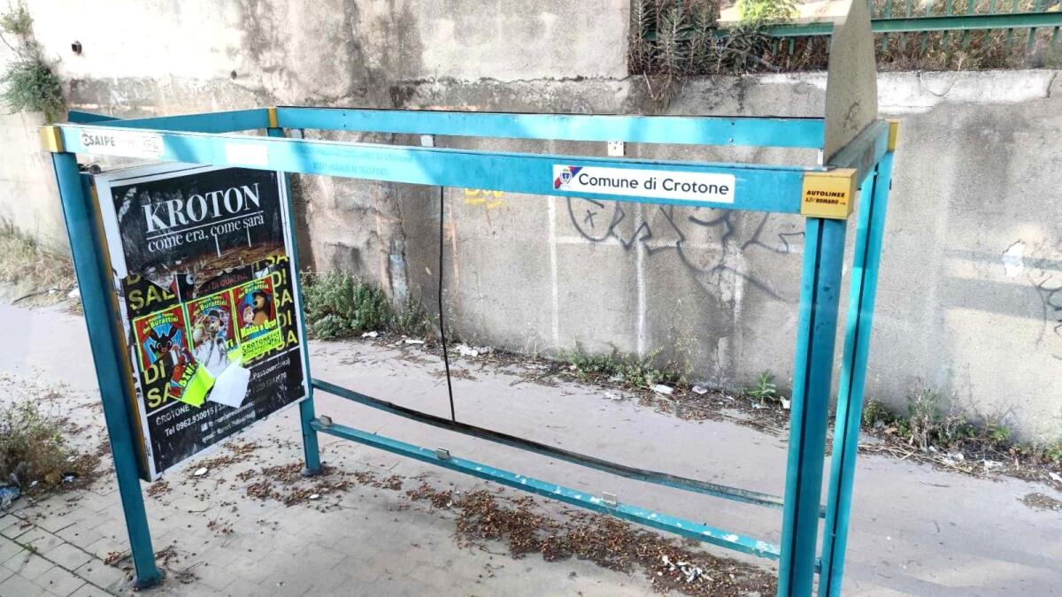 Nei quartieri di Crotone: fermate cabriolet in via Giovanni Paolo II - 