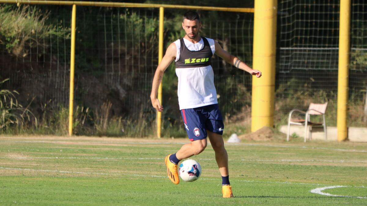 Calciomercato | Crotone - Mercato condizionato dalle partenze: sono almeno dieci in giocatori in uscita - 