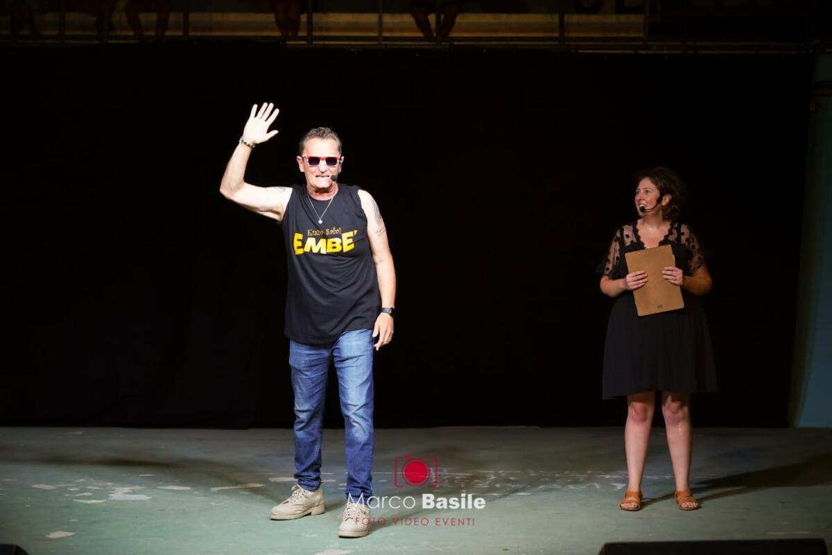 Risate e applausi: serata di successo per Enzo Salvi all'Anfiteatro di Capo Rizzuto - 