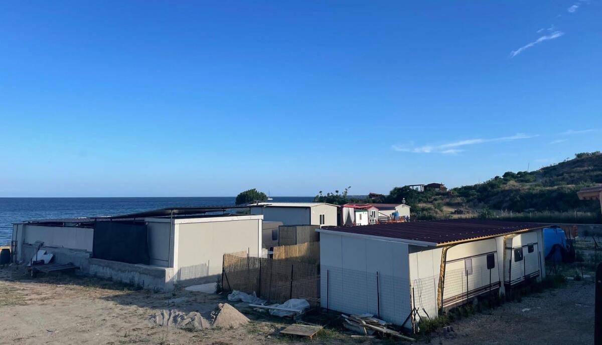 Crotone - Alzate costruzioni in area con vincolo paesaggistico: effettuati sequestri - 