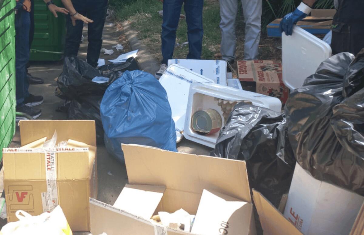 Crotone, abbandonano rifiuti ed ingombranti: alcuni arrivati anche da fuori città - 