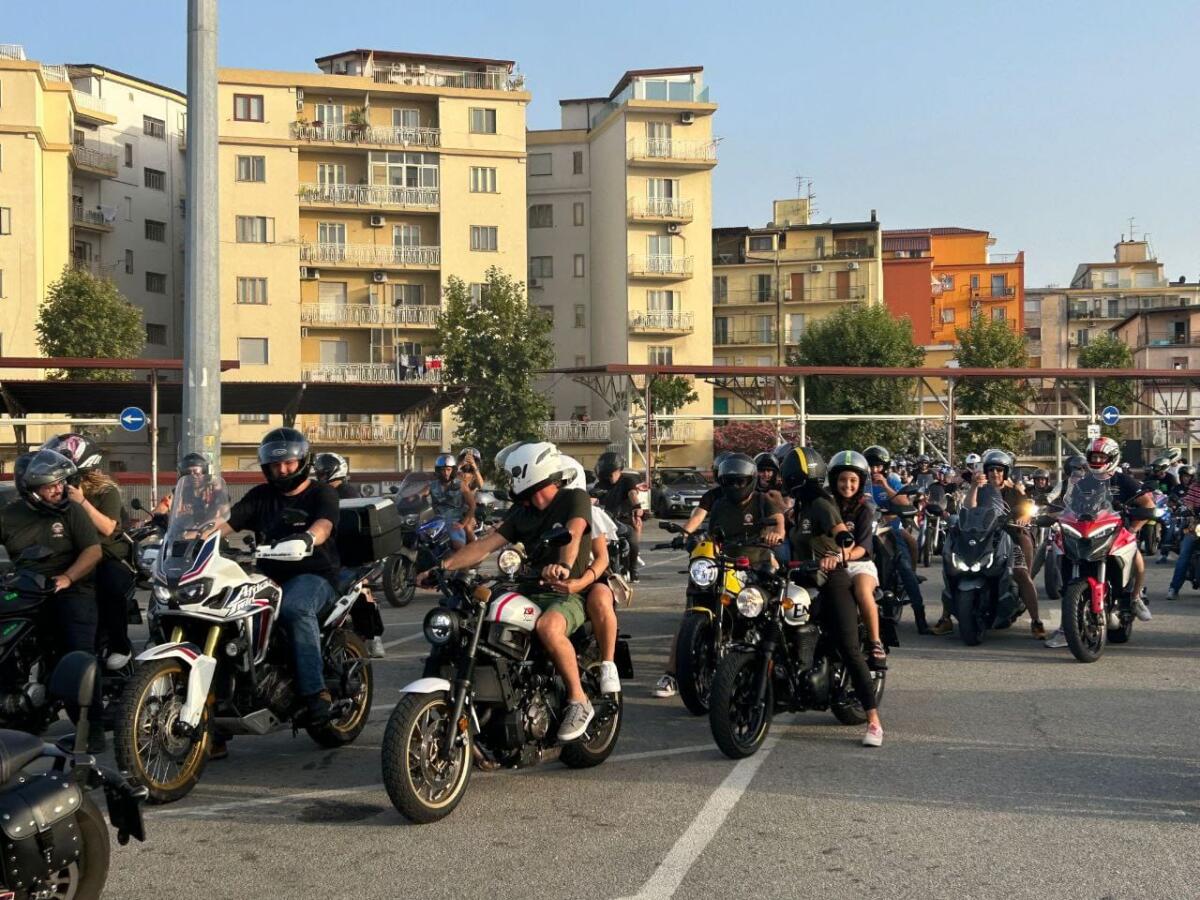 (VIDEO) Sul lungomare di Crotone un lungo rombo di motori - 