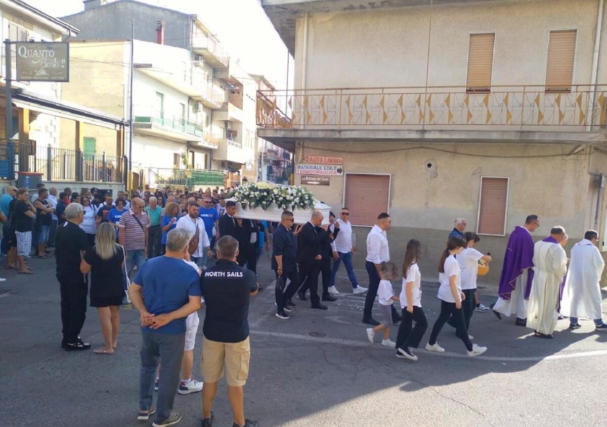 Crotone - Cinquemila persone al funerale del piccolo Karol - 