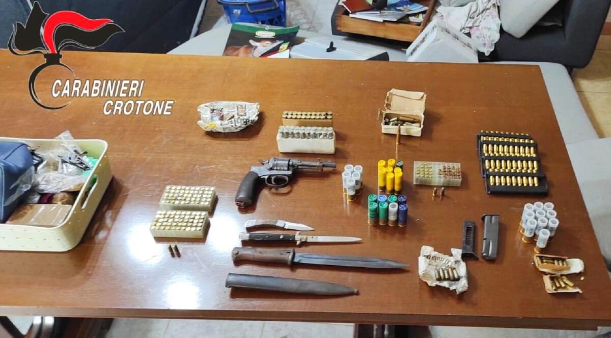 Custodiva in casa armi non dichiarate: deferito dai Carabinieri - 