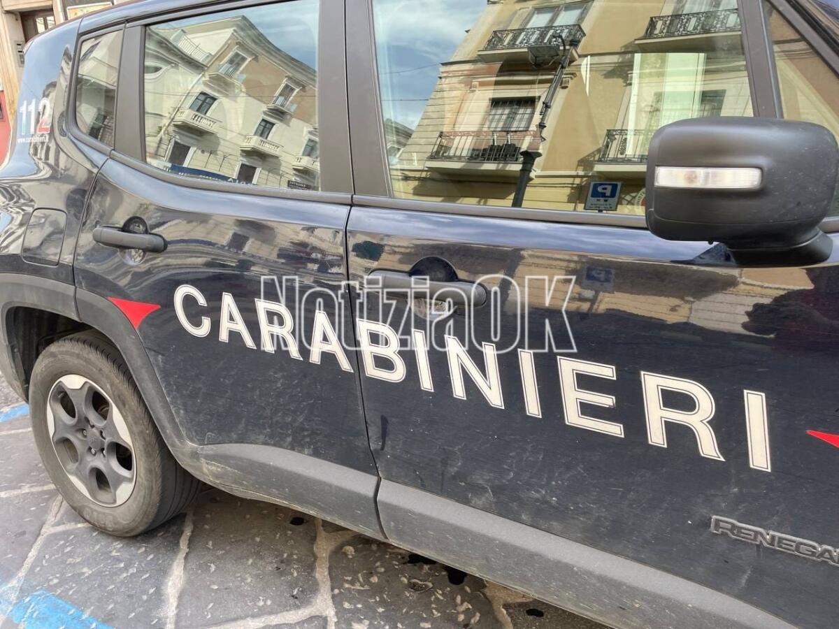 Strongoli, uomo precipita dal secondo piano di un edificio e muore: indagine dei Carabinieri - 