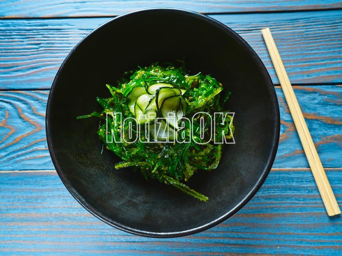 Lifestyle / Mangiare alghe per stare in forma - Insalata di alghe con cetriolo sesamo e soia in ciotola nera