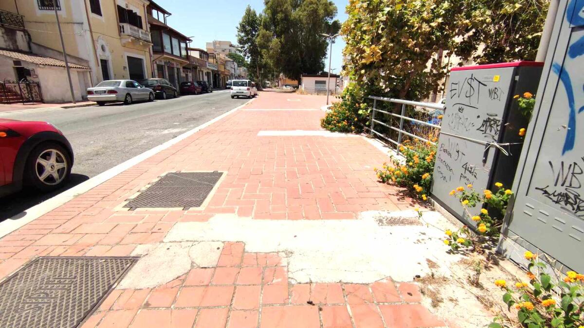 Nei quartieri di Crotone: in via Mario Nicoletta si ripara con "solo" cemento - 