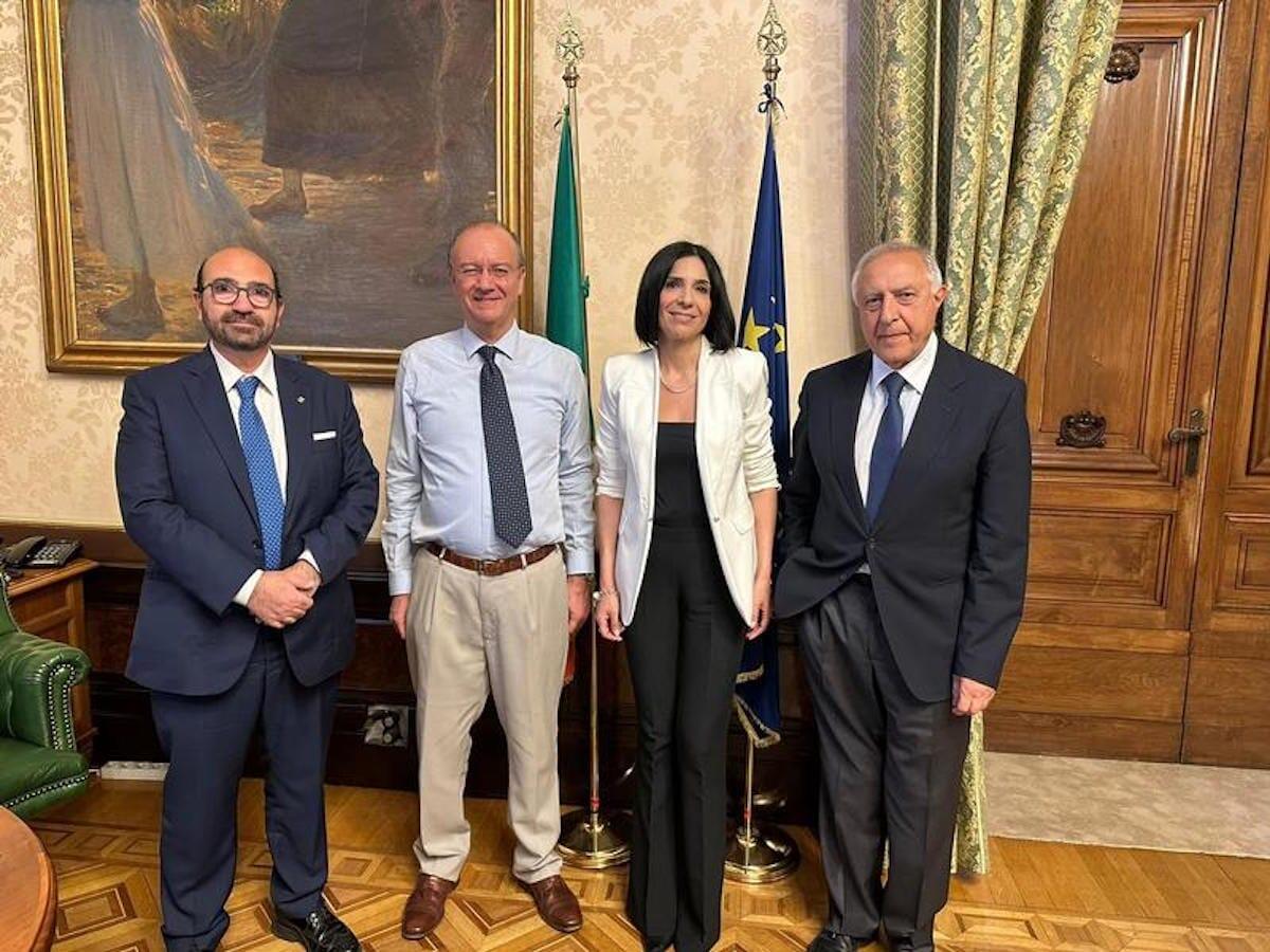 Scuola, Curvatura biomedica: pubblicato l'avviso per reclutare nuovi licei - 
