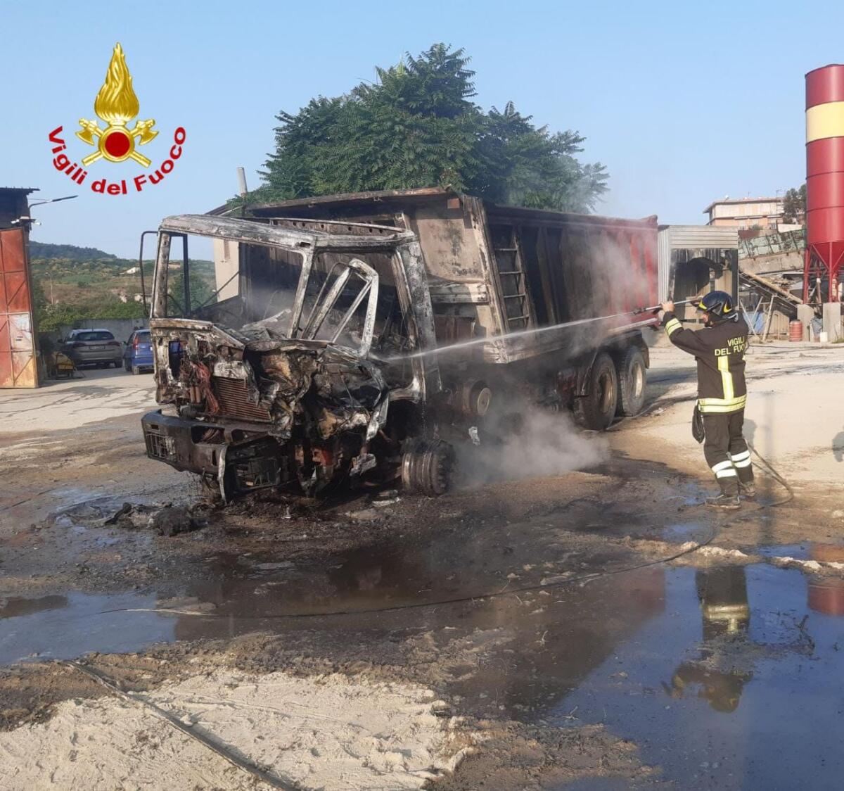 Incendio in azienda edile del crotonese: intervento dei Vigili del Fuoco - 