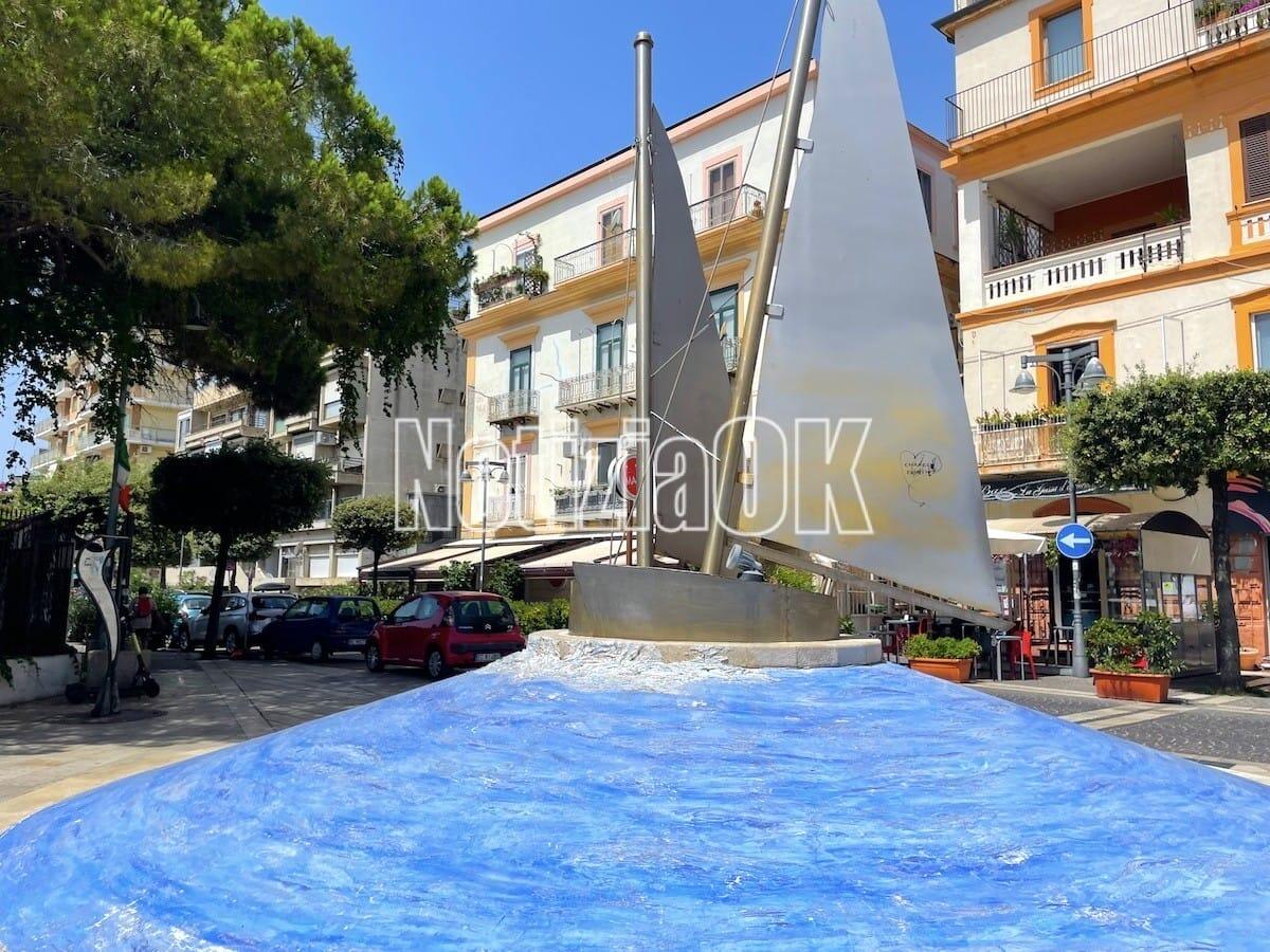 Crotone - Da fontana a nave senz'acqua, la storia tribolata di un'incompiuta - 