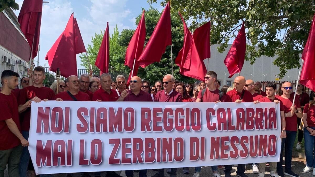 Aeroporti - I reggini in protesta all'aeroporto di Lamezia - 