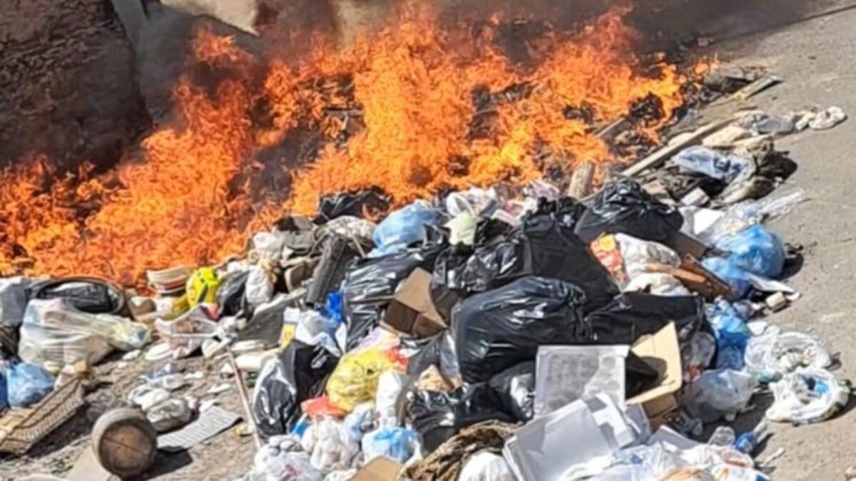 Crotone - Caldo e immondizia: di nuovo un incendio in pieno centro - 