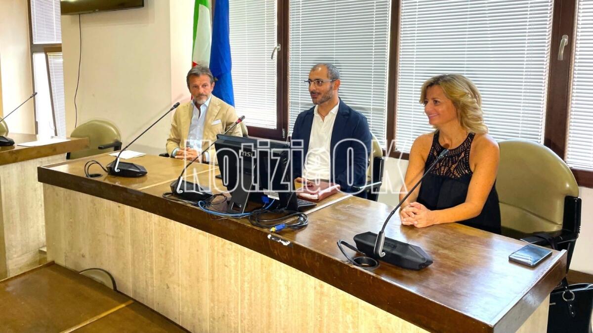 Vela - Giovani velisti alla ricerca del vento nel mare di Crotone - 