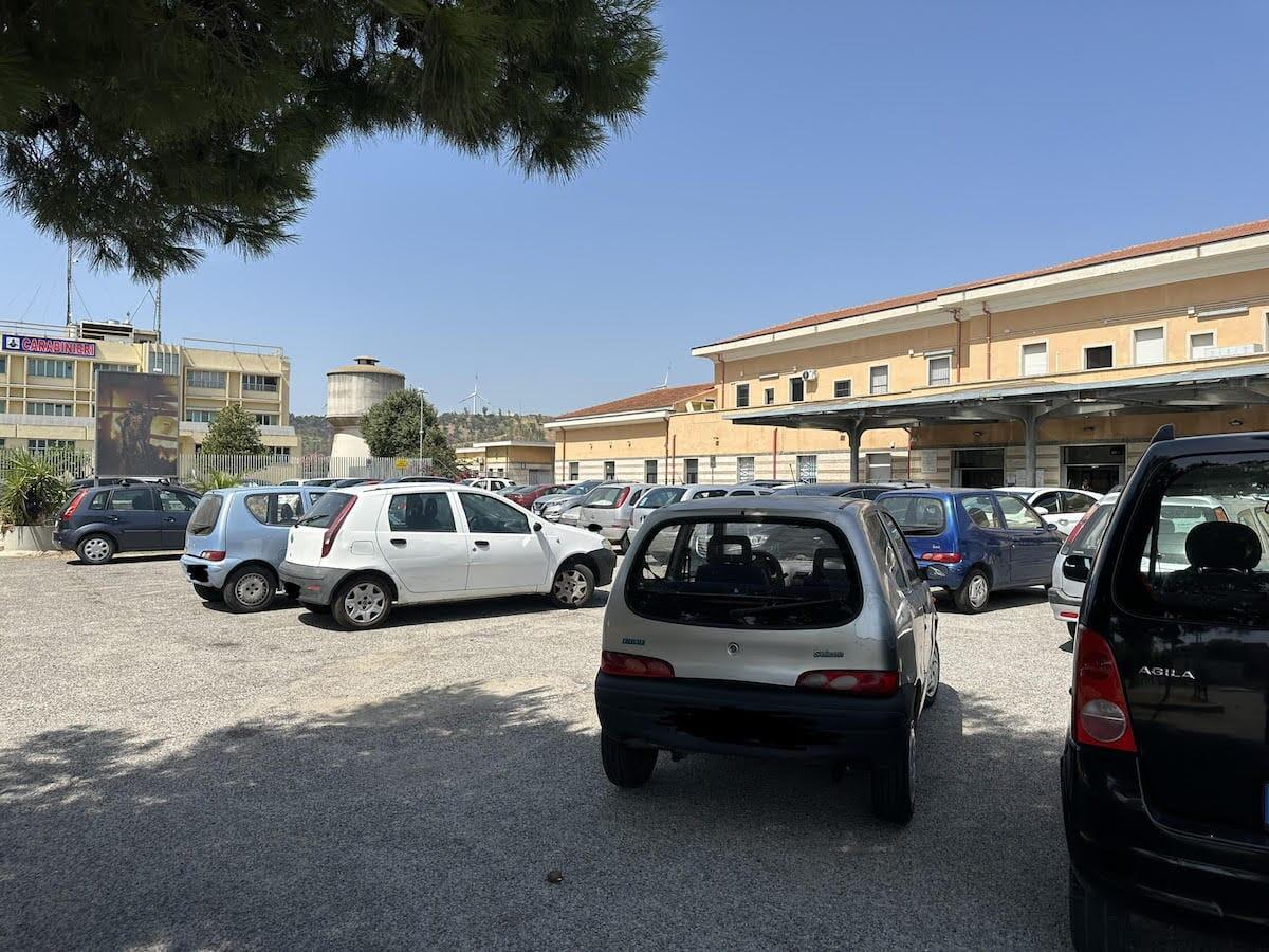 Crotone - Cavallo (Lega): «Niente pullman alla stazione, oltre al danno anche la beffa» - 