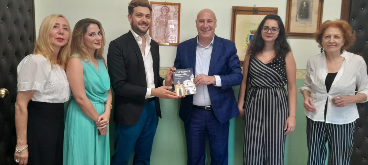 Confraternita della Beata Vergine Maria di Capocolonna: omaggio letterario al sindaco Voce - 