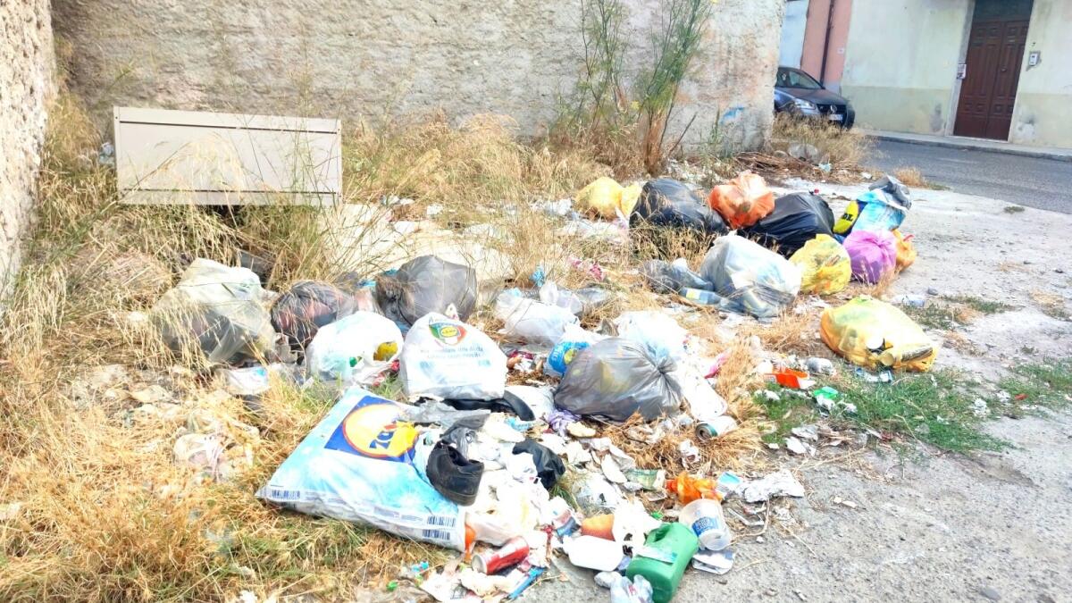 Isola di Capo Rizzuto, estate all'insegna dell'abbandono dei rifiuti - 