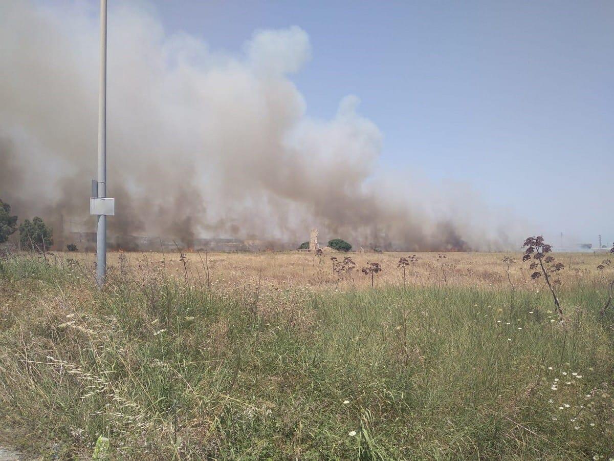 Crotone, incendio in città: fumo e disagi - 