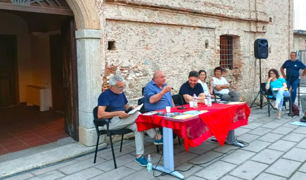 Lo scrittore Criaco incoraggia il bisogno di cambiamento delle comunità resistenti di Calabria - 