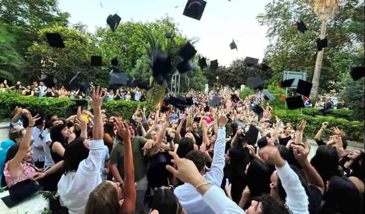 Crotone - Con il lancio del cappellino i maturandi salutano il Liceo Classico Pitagora - 