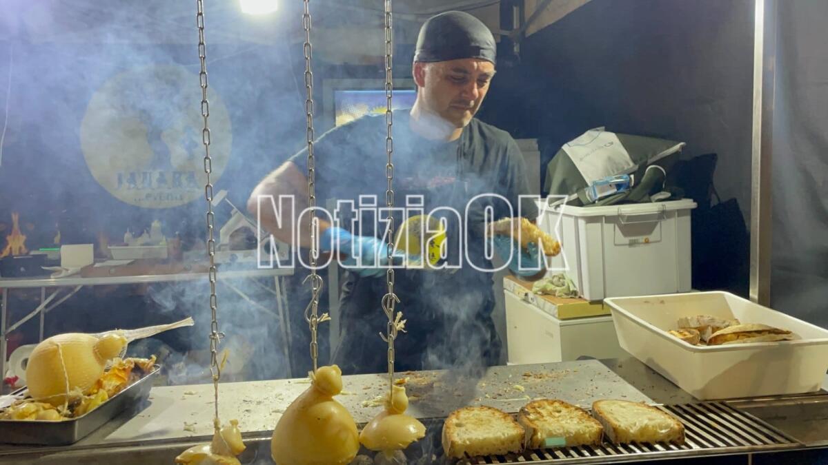 Crotone - Tutti in fila allo "Street food" per "il crostone col caciocavallo": sul podio anche la pizza fritta - 