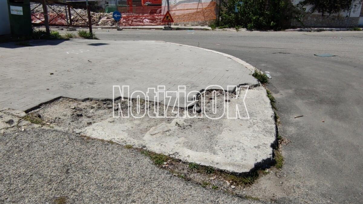 Nei quartieri di Crotone: Piazzale Nettuno, dove i marciapiedi sono a "punta arrotondata" - 