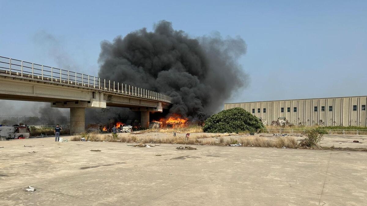 (Video) Crotone - Incendio anche alla Stazione, brucia la baraccopoli degli immigrati - 