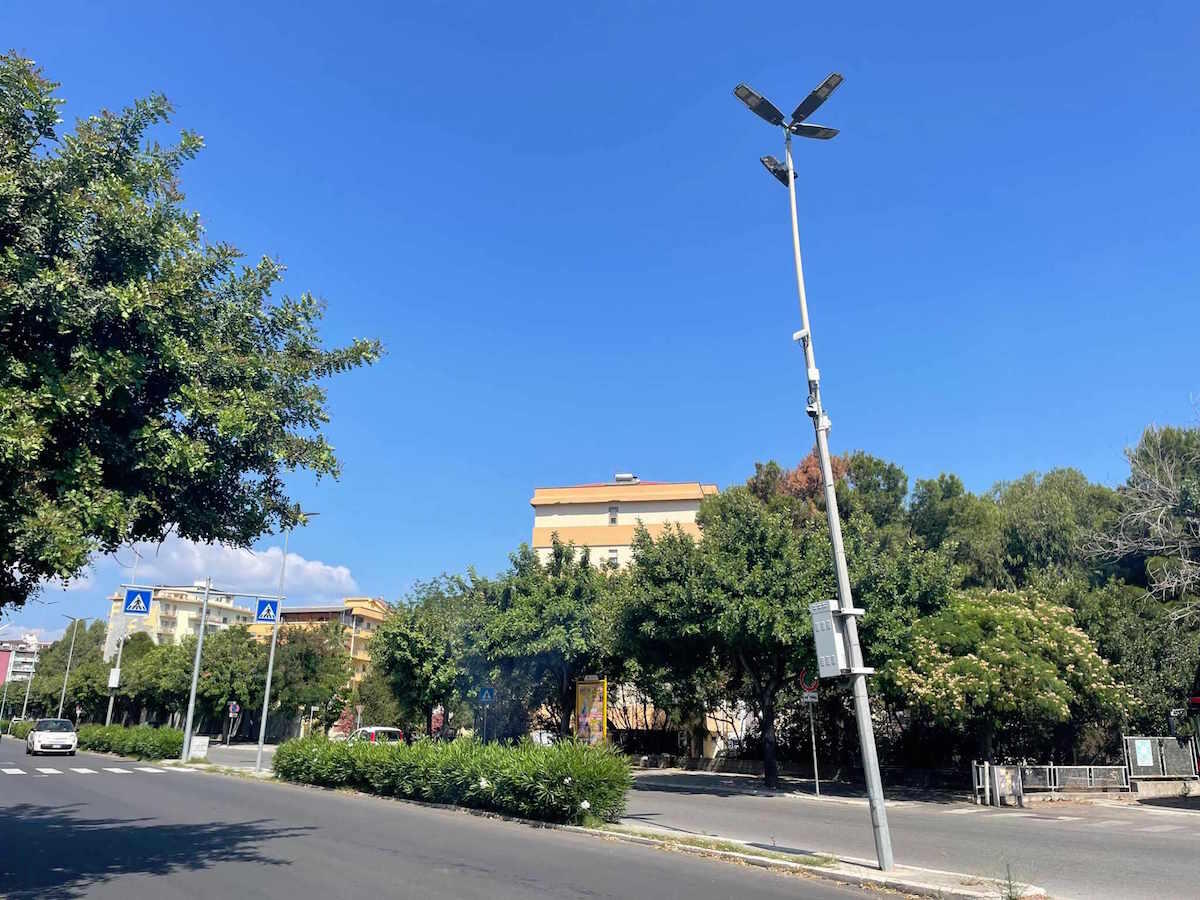 Nei quartieri di Crotone: c'è anche "tenimi ca mo cadu" in via Giovanni Paolo II - 